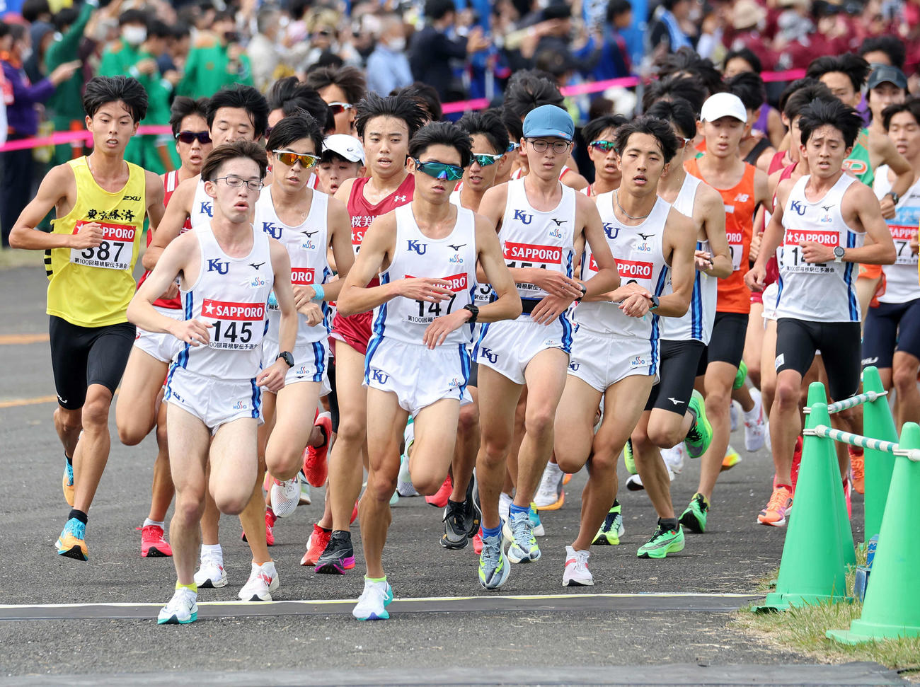力走するする神奈川大の選手たち（撮影・鈴木正人）