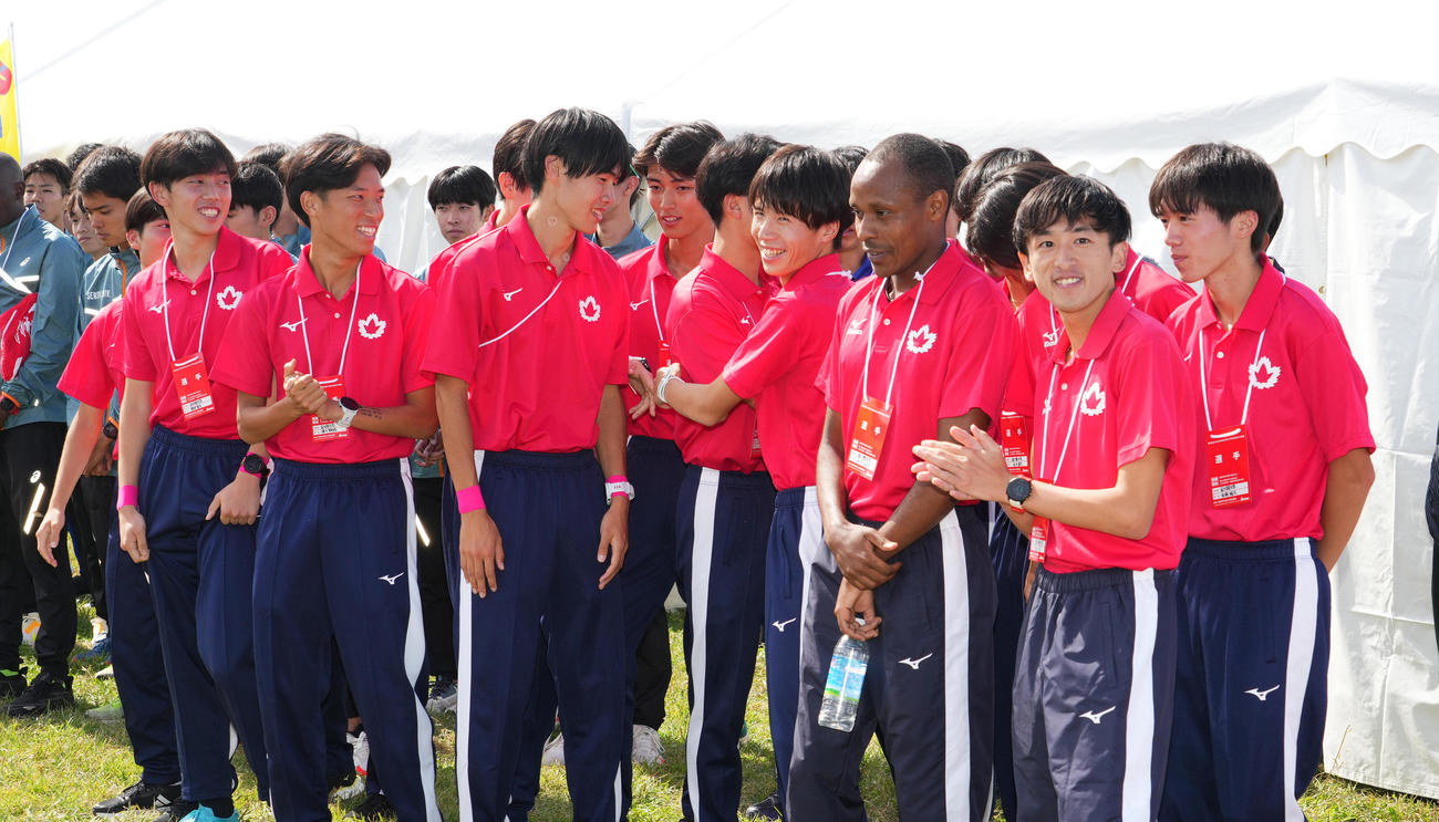 8位で本大会出場を決め、喜ぶ国士舘大の選手たち（撮影・菅敏）