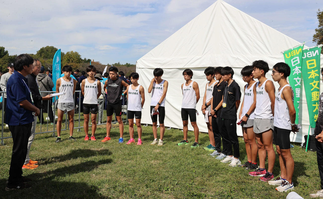 レース後、ミーティングを行う日本文理大の選手たち（撮影・河野匠）