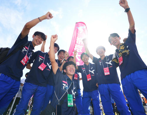 3位で本大会出場を決め、喜ぶ帝京大の選手たち（撮影・菅敏）