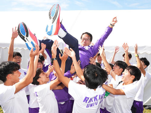 6位で本大会出場を決め、胴上げされる立大・原田監督代行（撮影・菅敏）