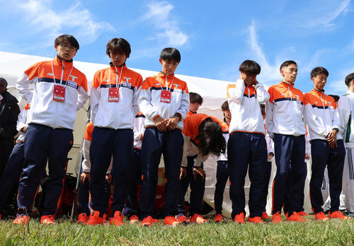本戦出場を逃し、ぼうぜんとする拓大の選手たち（撮影・河野匠）