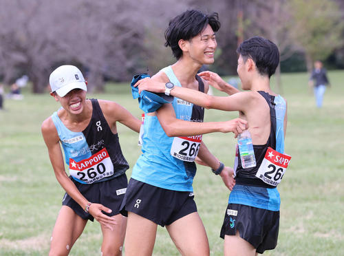 レース後、笑顔で抱き合う駿河台大・古橋（中央）と早稲田（右）。左は倉島（撮影・河野匠）