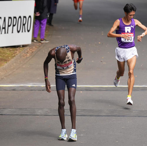 箱根駅伝予選会でゴールする12位の東京国際大のエティーリ（撮影・菅敏）