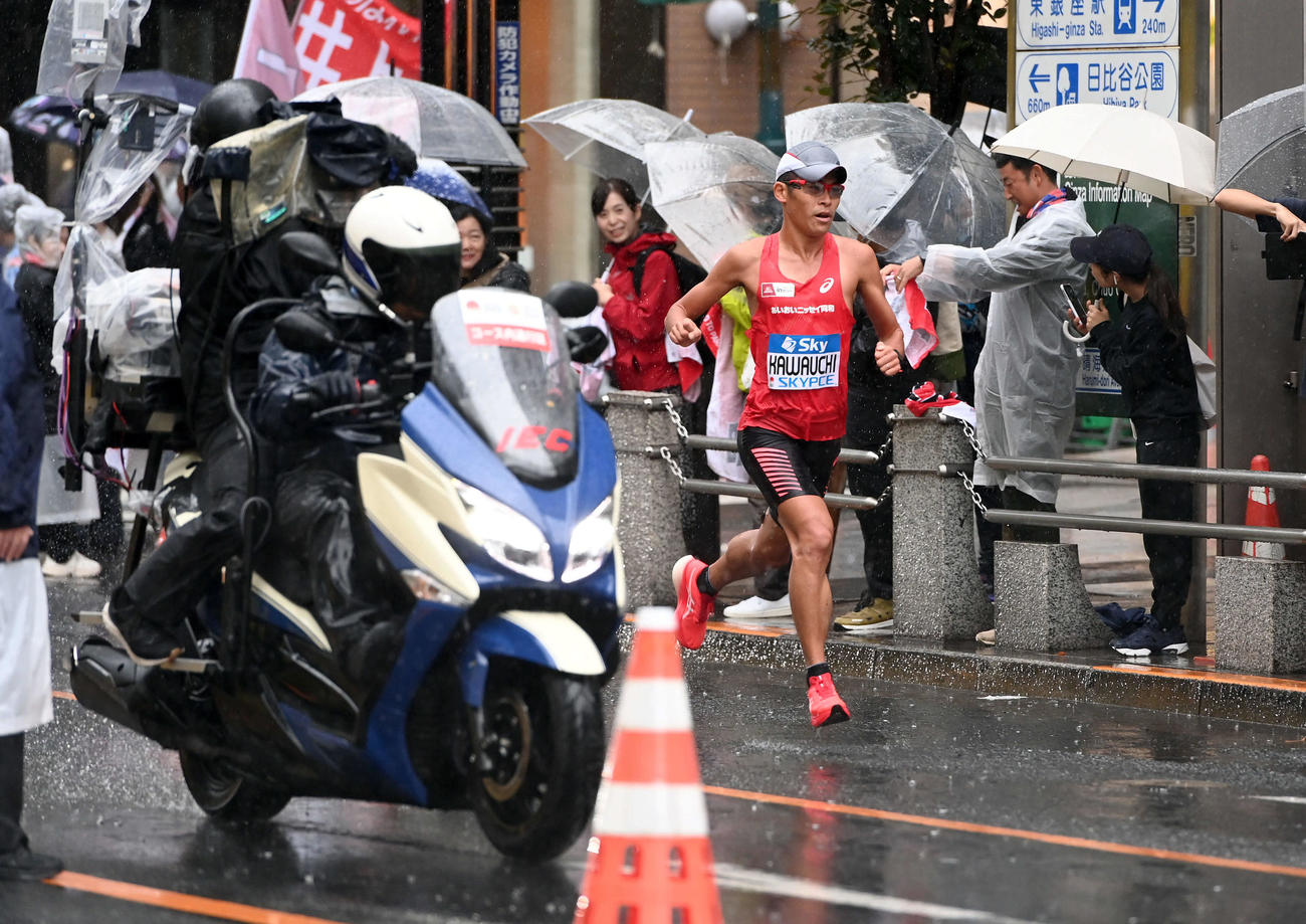16キロ付近で独走するMGC男子の川内（撮影・たえ見朱実）