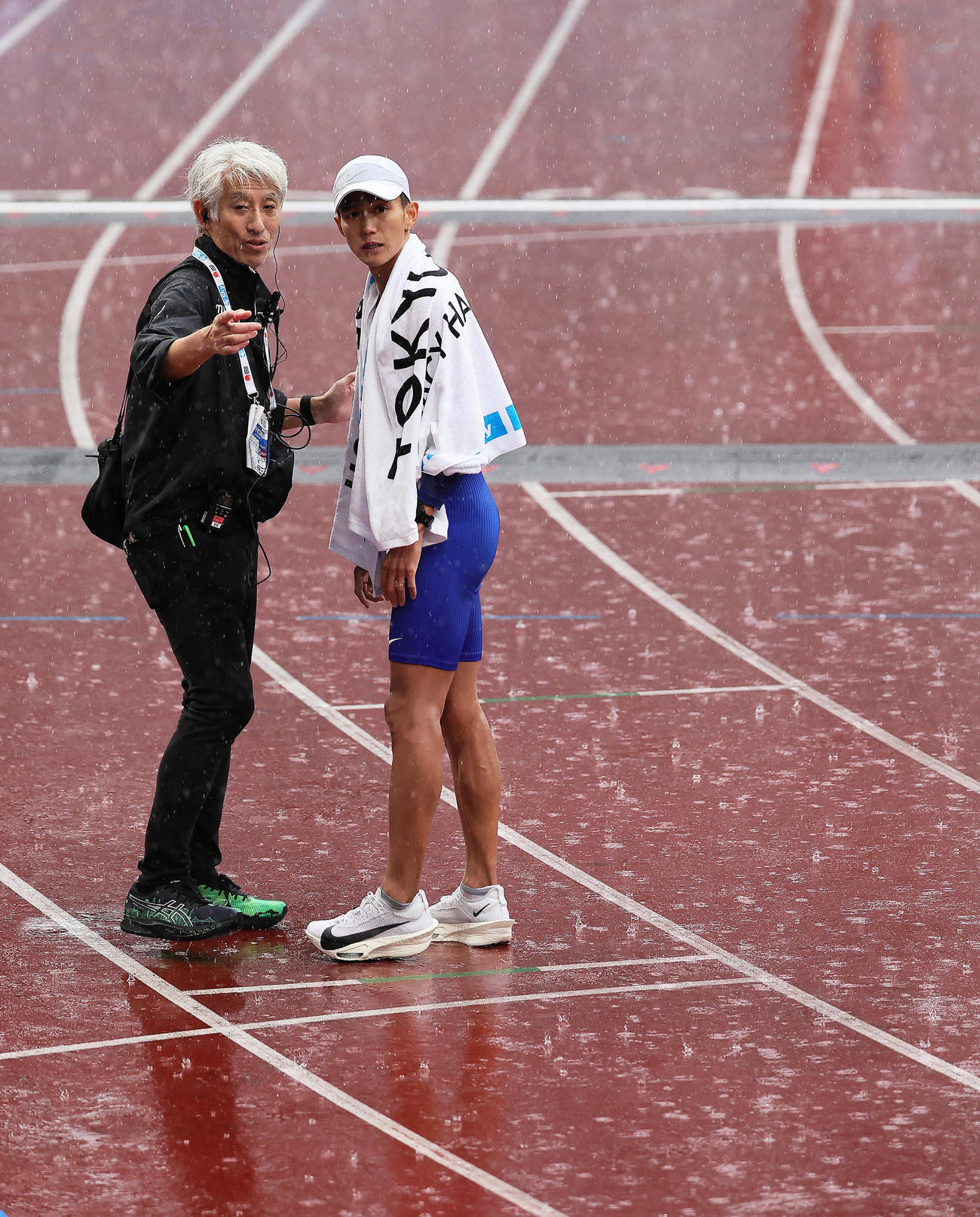 3位の大迫は激しい雨の中、関係者に声をかけられ引き揚げる（撮影・足立雅史）