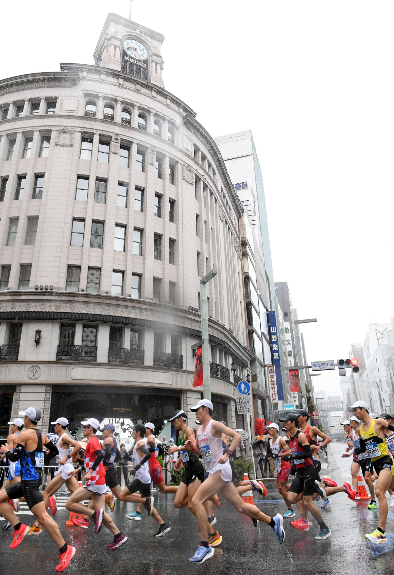 銀座4丁目交差点を通過する小山直（中央）（撮影・たえ見朱実）