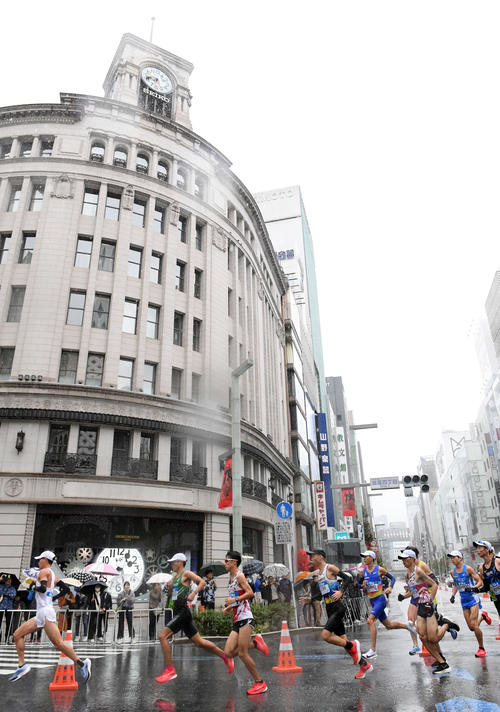 銀座4丁目交差点を駆け抜けるMGC男子の選手たち（撮影・たえ見朱実）
