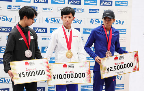 優勝小山（中央）、2位赤崎暁（左）を見つめる3位大迫（撮影・足立雅史）