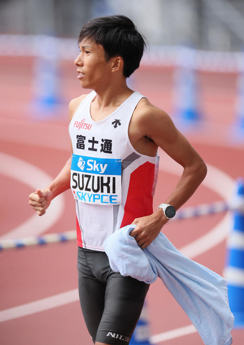 女子フルマラソン　2位で力走する妻の一山を見守る鈴木（代表撮影）