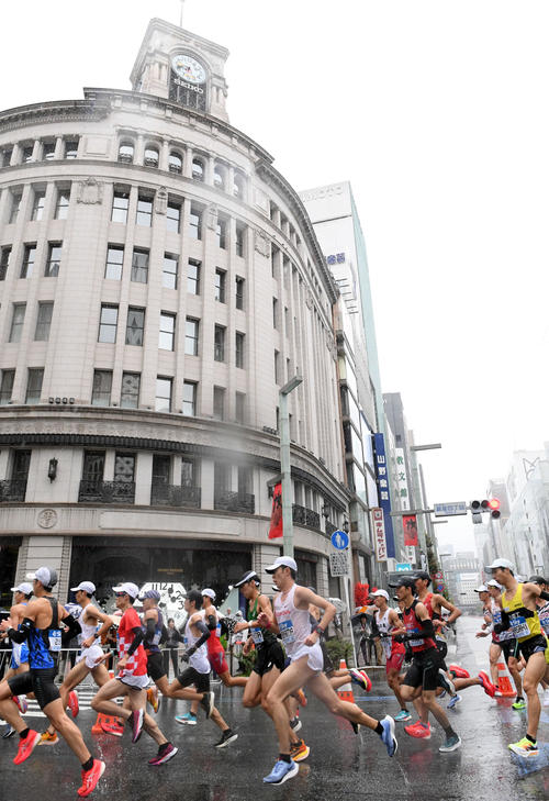 銀座4丁目交差点を通過する小山直（中央）（撮影・たえ見朱実）