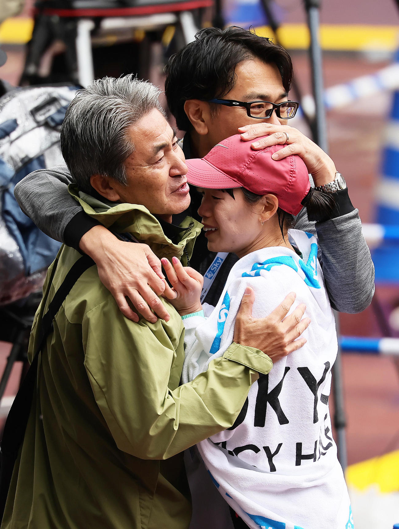 2位でゴールし、抱き合い喜ぶ一山（手前右）（撮影・足立雅史）