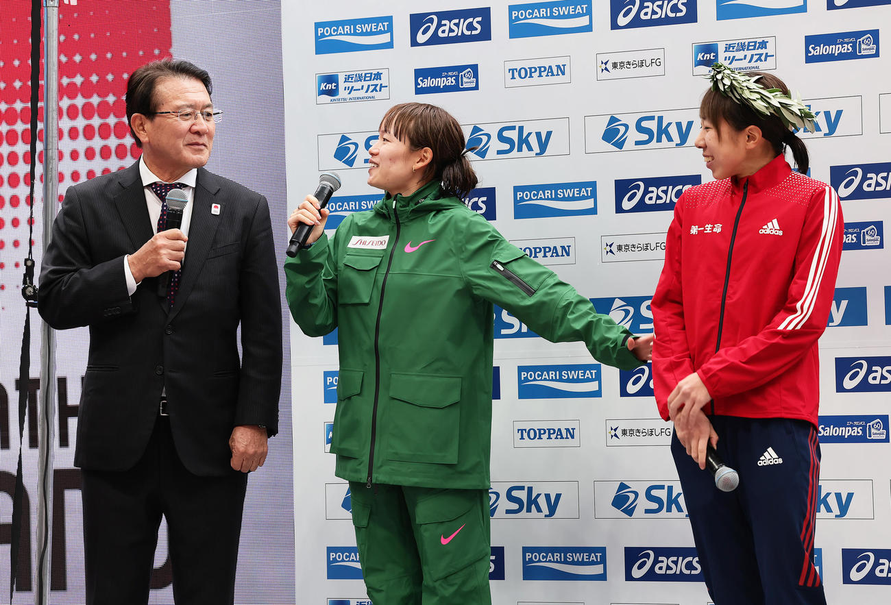 瀬古氏（左）のインタビューに笑顔を見せる優勝鈴木優（右）と2位一山（撮影・足立雅史）