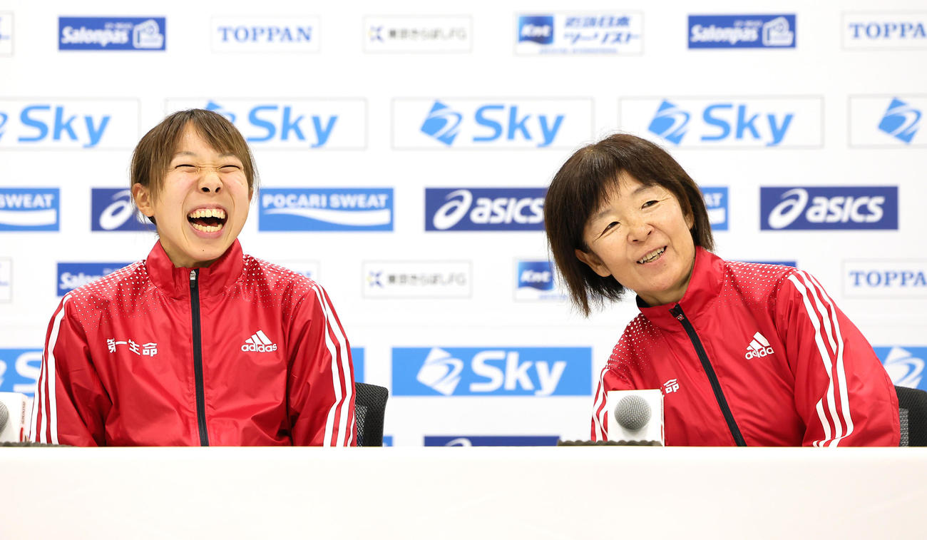 優勝の鈴木優（左）は山下監督と会見で笑顔を見せる（撮影・足立雅史）