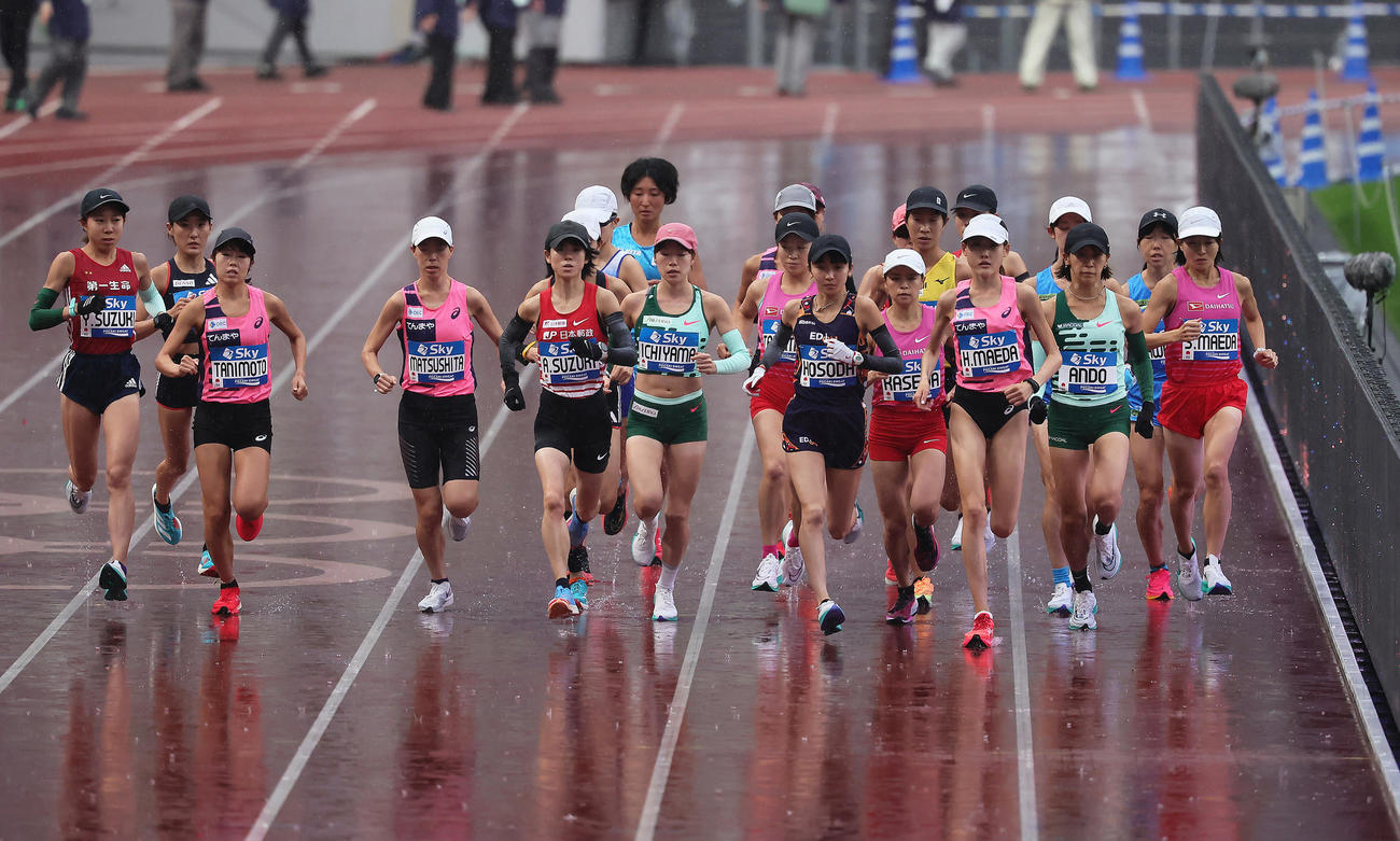 国立競技場を一斉にスタートするMGC女子の選手たち（撮影・足立雅史）