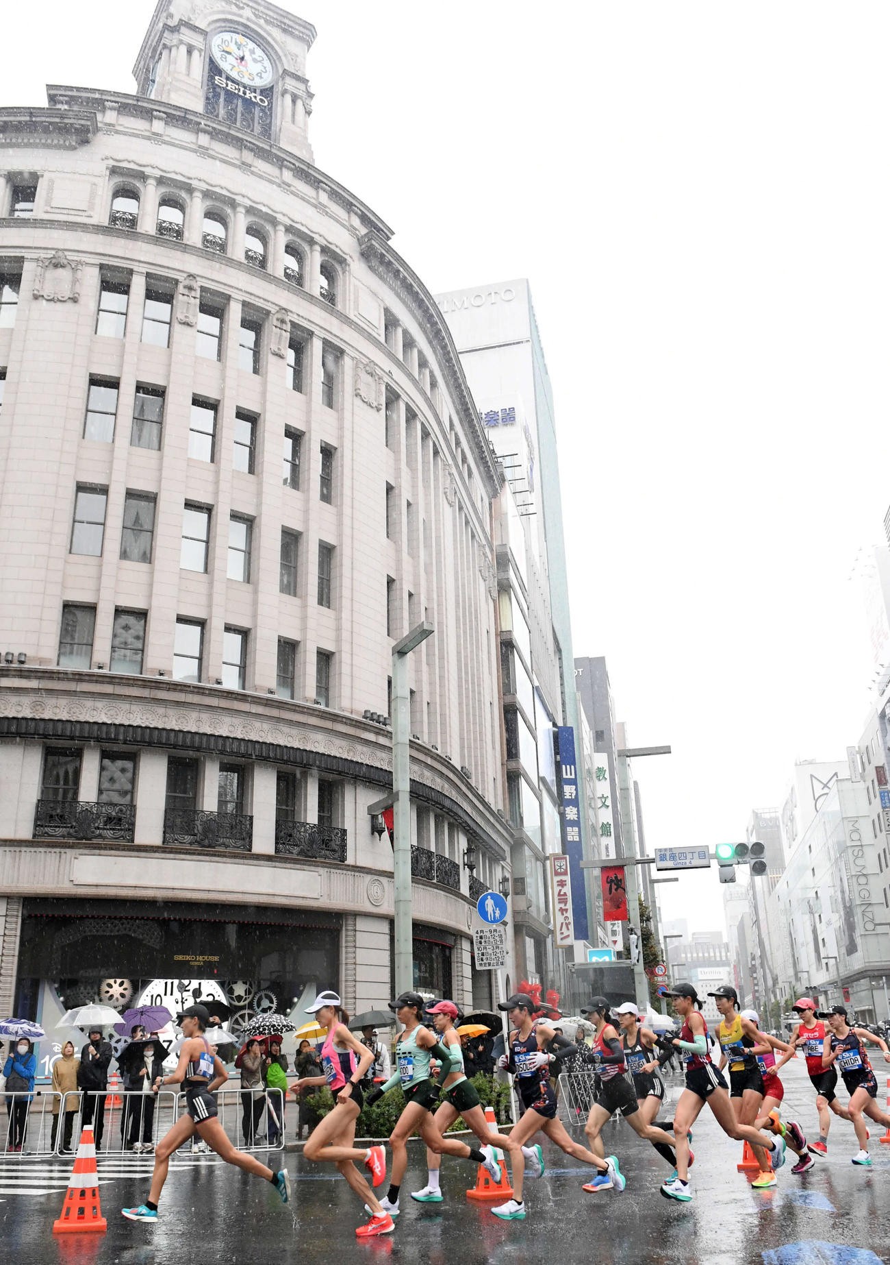 銀座4丁目交差点を通過するMGC女子の選手たち（撮影・たえ見朱実）