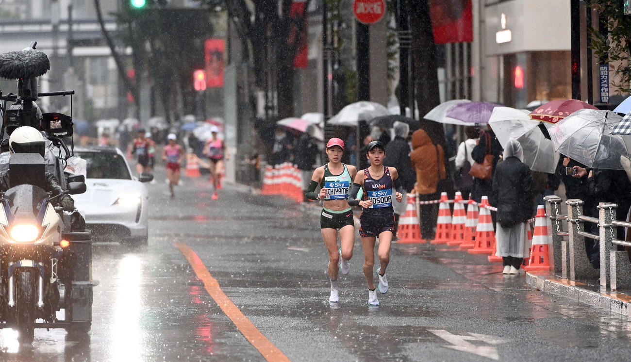 銀座4丁目交差点付近を走るMGC女子の一山（左）と細田（撮影・たえ見朱実）