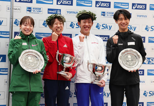 パリ五輪選手選考の認定式で笑顔を見せる、左から一山、鈴木優、小山、赤崎（撮影・足立雅史）
