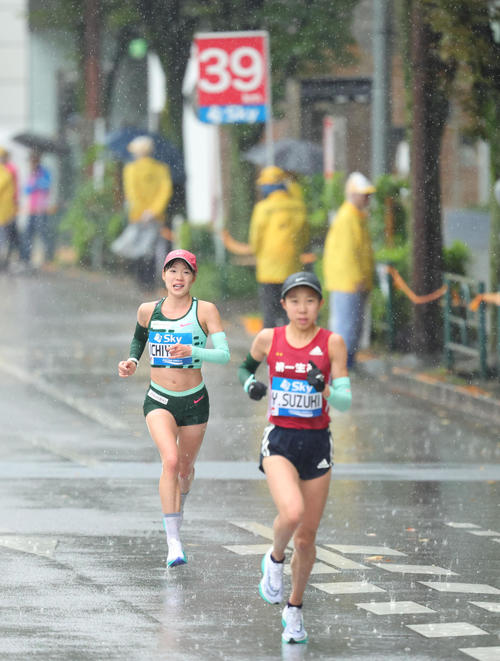 女子フルマラソン　39キロ過ぎ、鈴木優（手前）に離される一山（代表撮影）