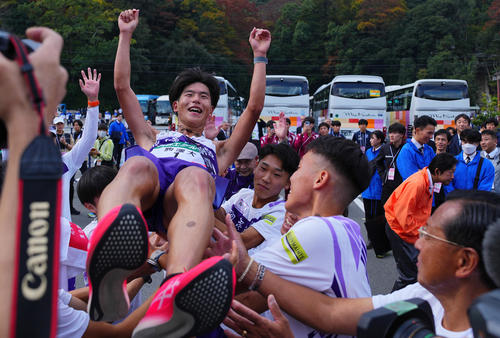 優勝のゴールを決め胴上げされる駒大・山川（撮影・垰建太）