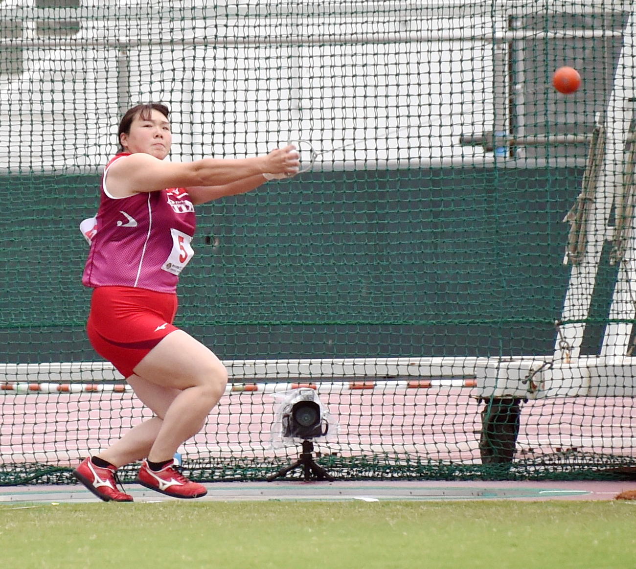 成年女子ハンマー投げで2位に入った秋田・小舘