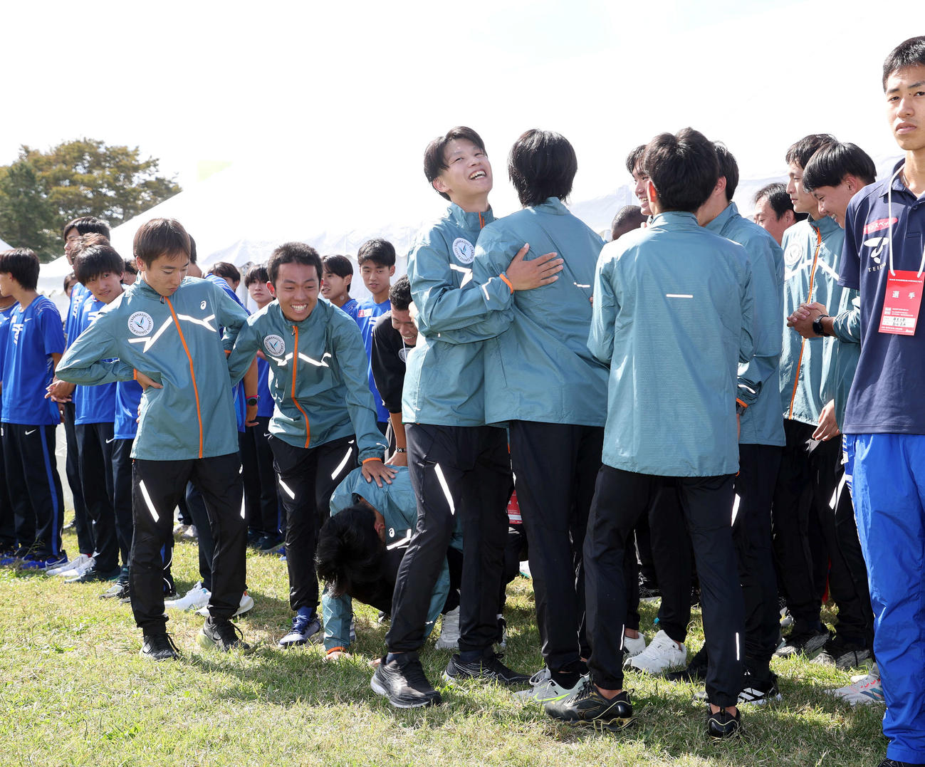 本戦出場を決め喜ぶ山梨学院大の選手たち（撮影・鈴木正人）