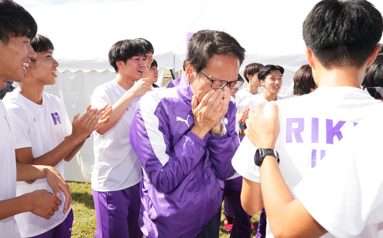 6位で本大会出場を決め、感極まる立大・原田監督代行（撮影・菅敏）