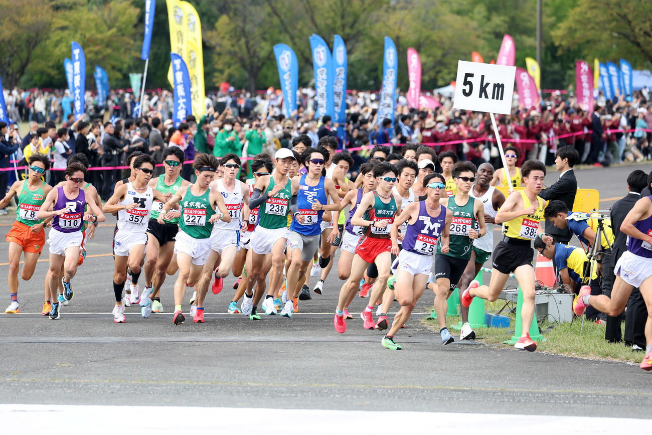力走する各校の選手たち（撮影・鈴木正人）