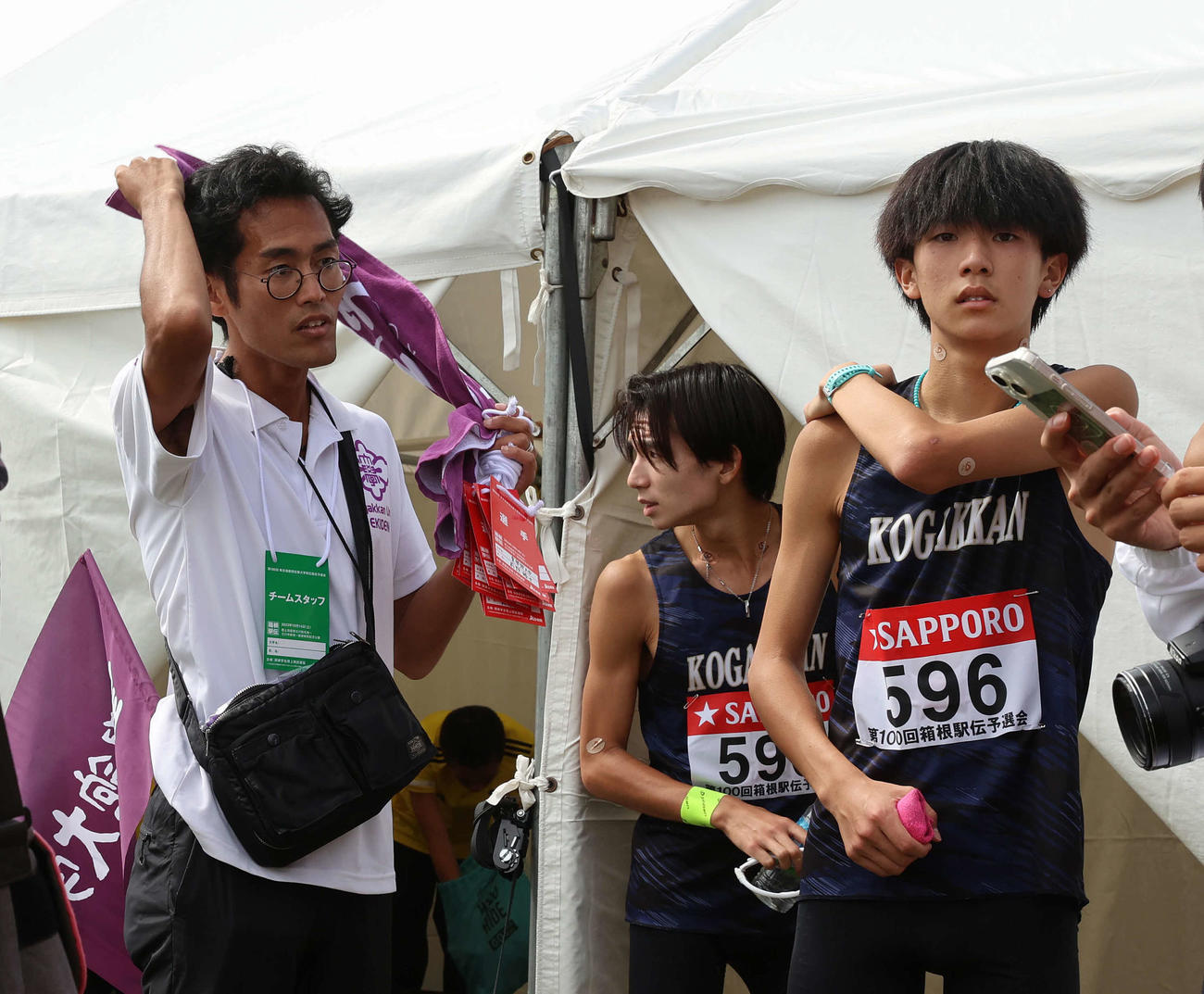 レース後、選手に声をかける皇学館大の寺田監督（左）（撮影・河野匠）