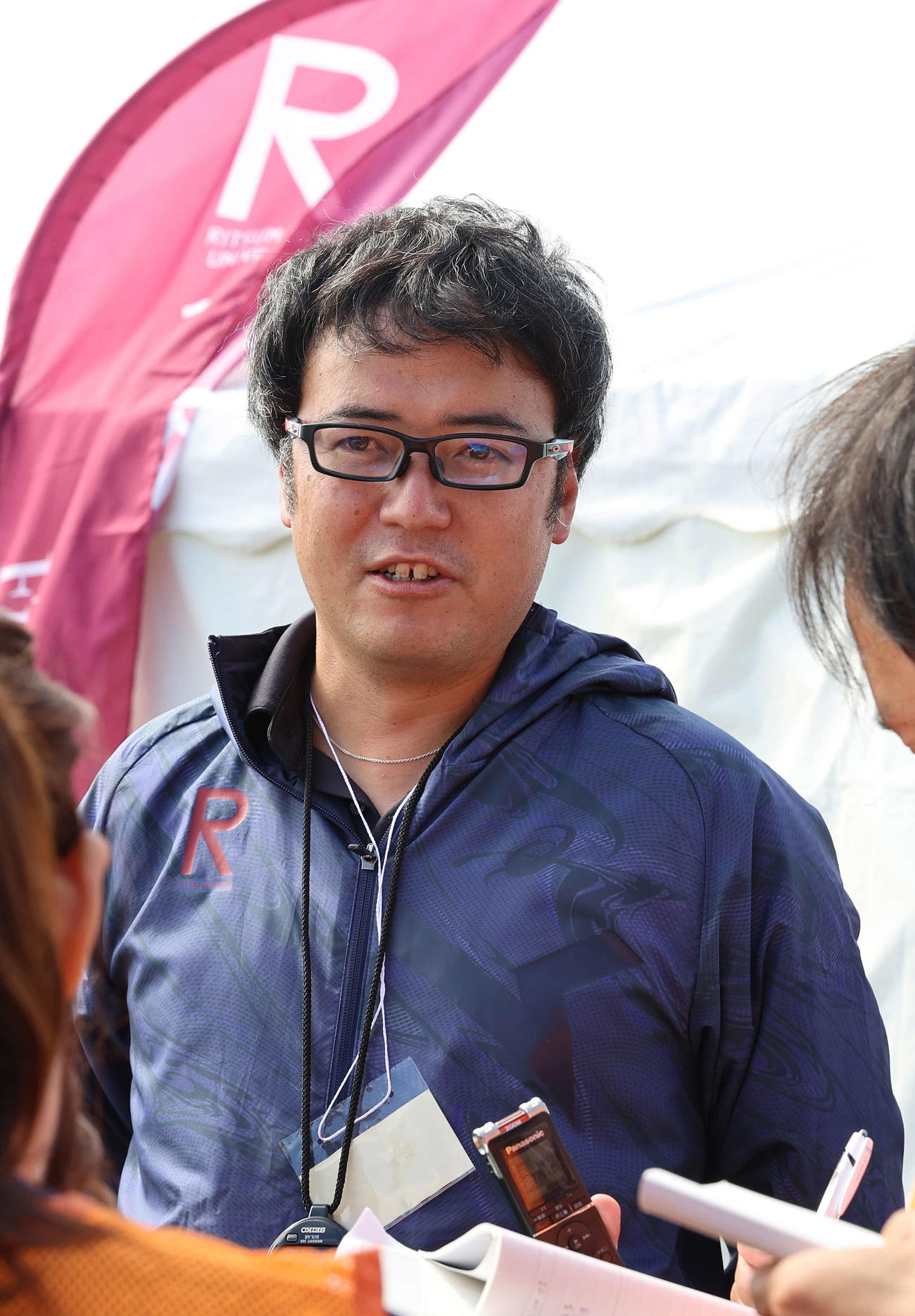 箱根駅伝予選会を終え取材に応じる立命大・田中コーチ（撮影・河野匠）