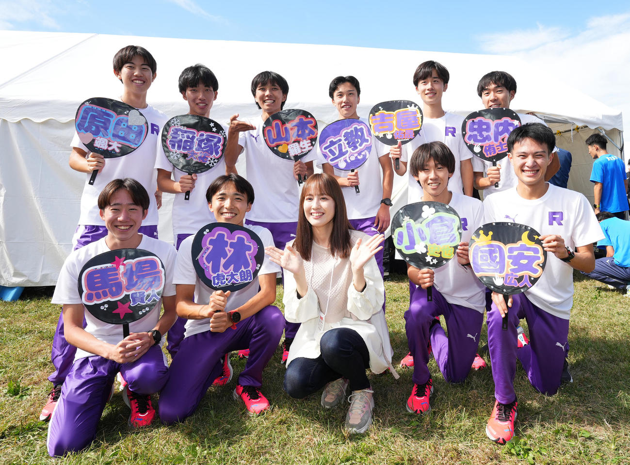 6位で本大会出場を決め、元NGT48の西村菜那子（前列中央）と記念写真に納まる立大の選手ら（撮影・菅敏）