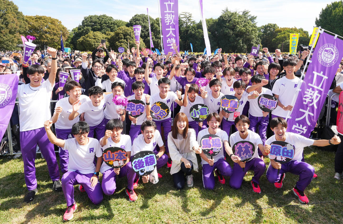 6位で本大会出場を決め、喜びを爆発させる立大の選手ら（撮影・菅敏）