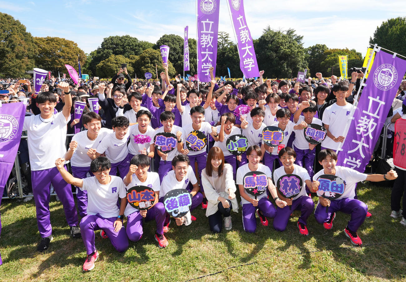 6位で本大会出場を決め、喜びを爆発させる立大の選手ら（撮影・菅敏）