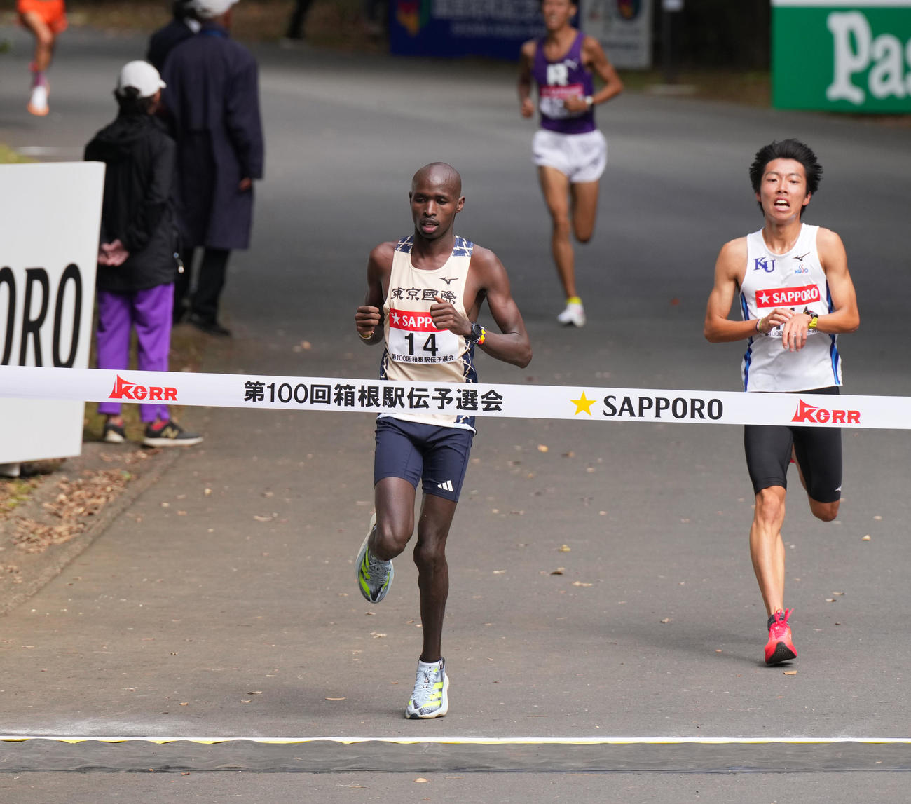 箱根駅伝予選会でゴールする12位の東京国際大のエティーリ（左）（撮影・菅敏）