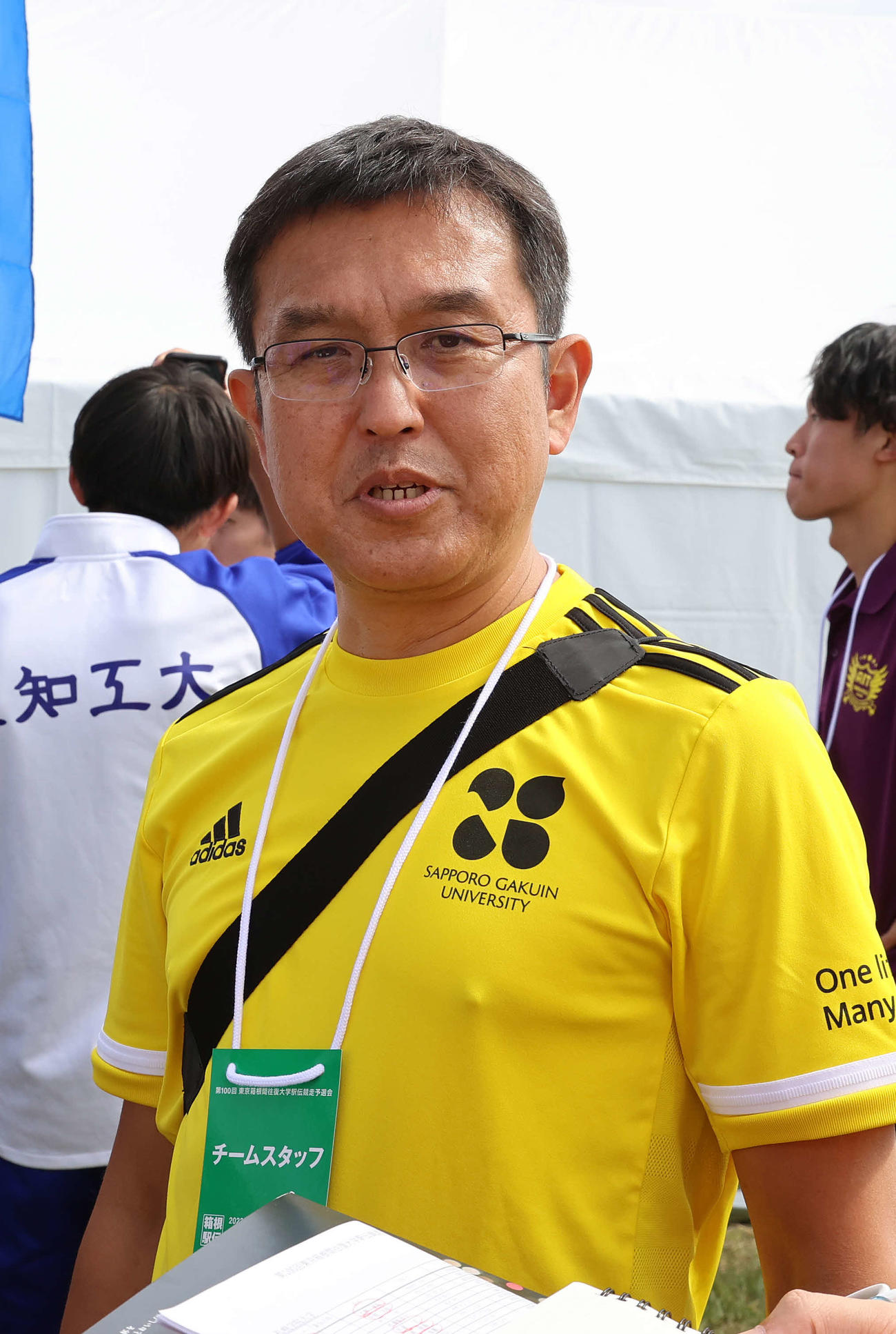 箱根駅伝予選会を全体37位で終え、取材に応じる札幌学院大・鹿内監督（撮影・河野匠）