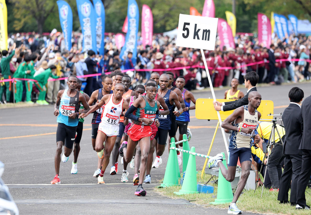 力走する各校の選手たち（撮影・鈴木正人）