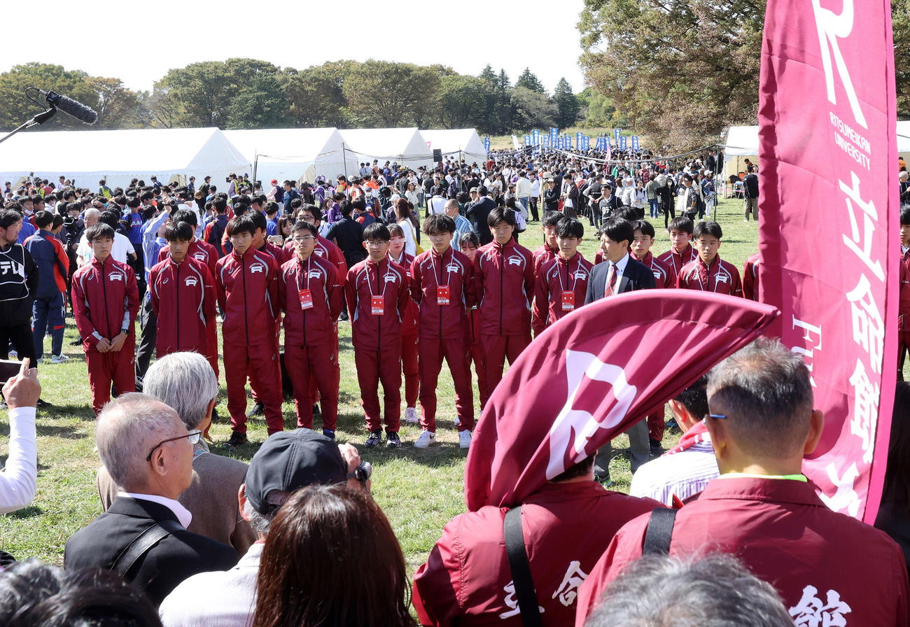 応援団にあいさつする立命大の選手たち（撮影・鈴木正人）
