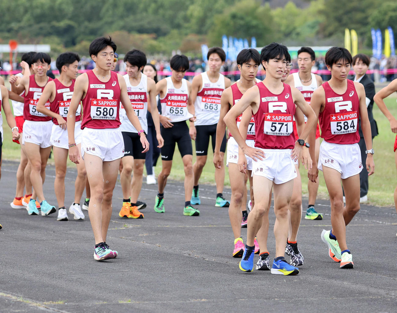 スタート地点に向かう立命大の選手たち（撮影・鈴木正人）