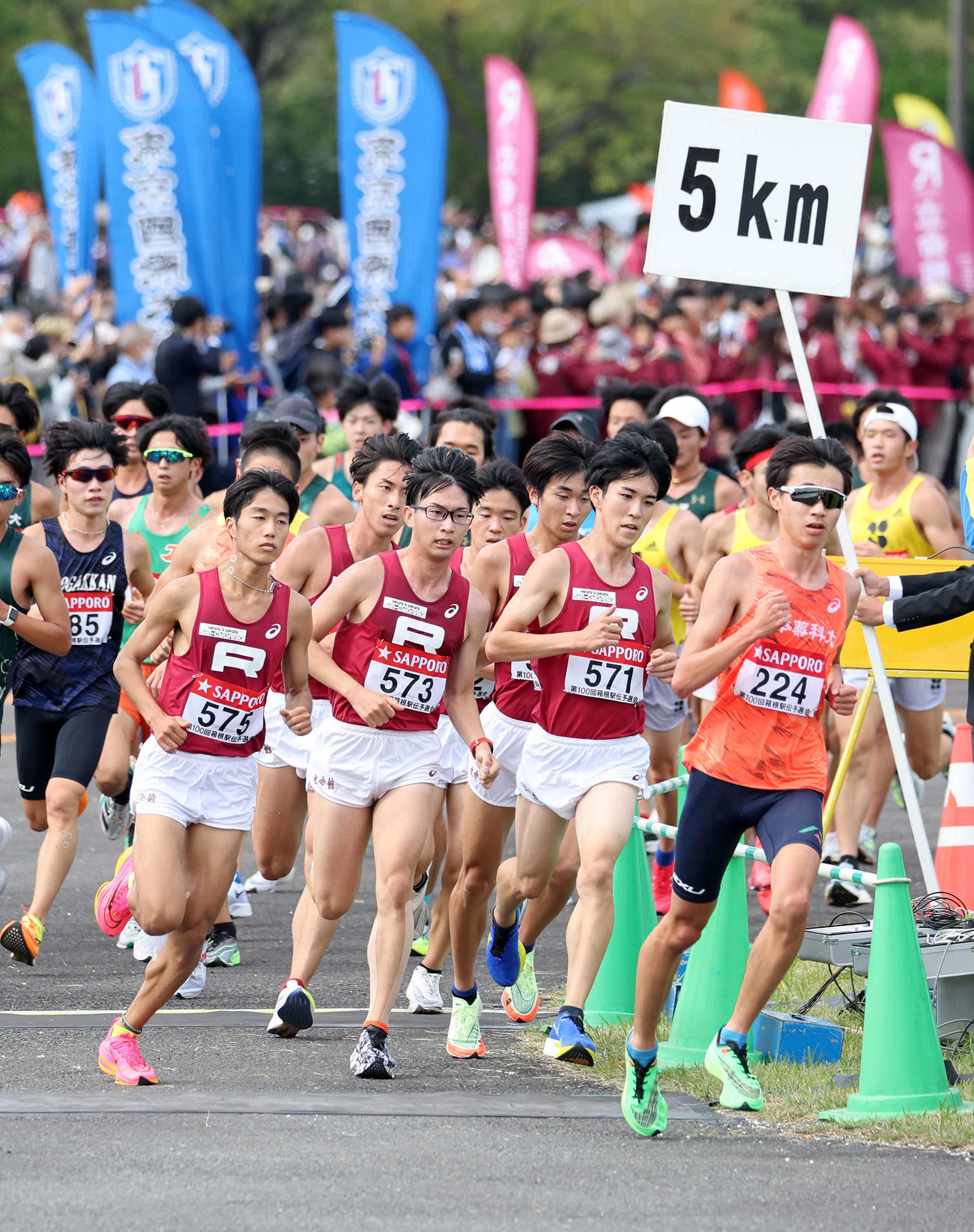 力走するする立命大の選手たち（撮影・鈴木正人）