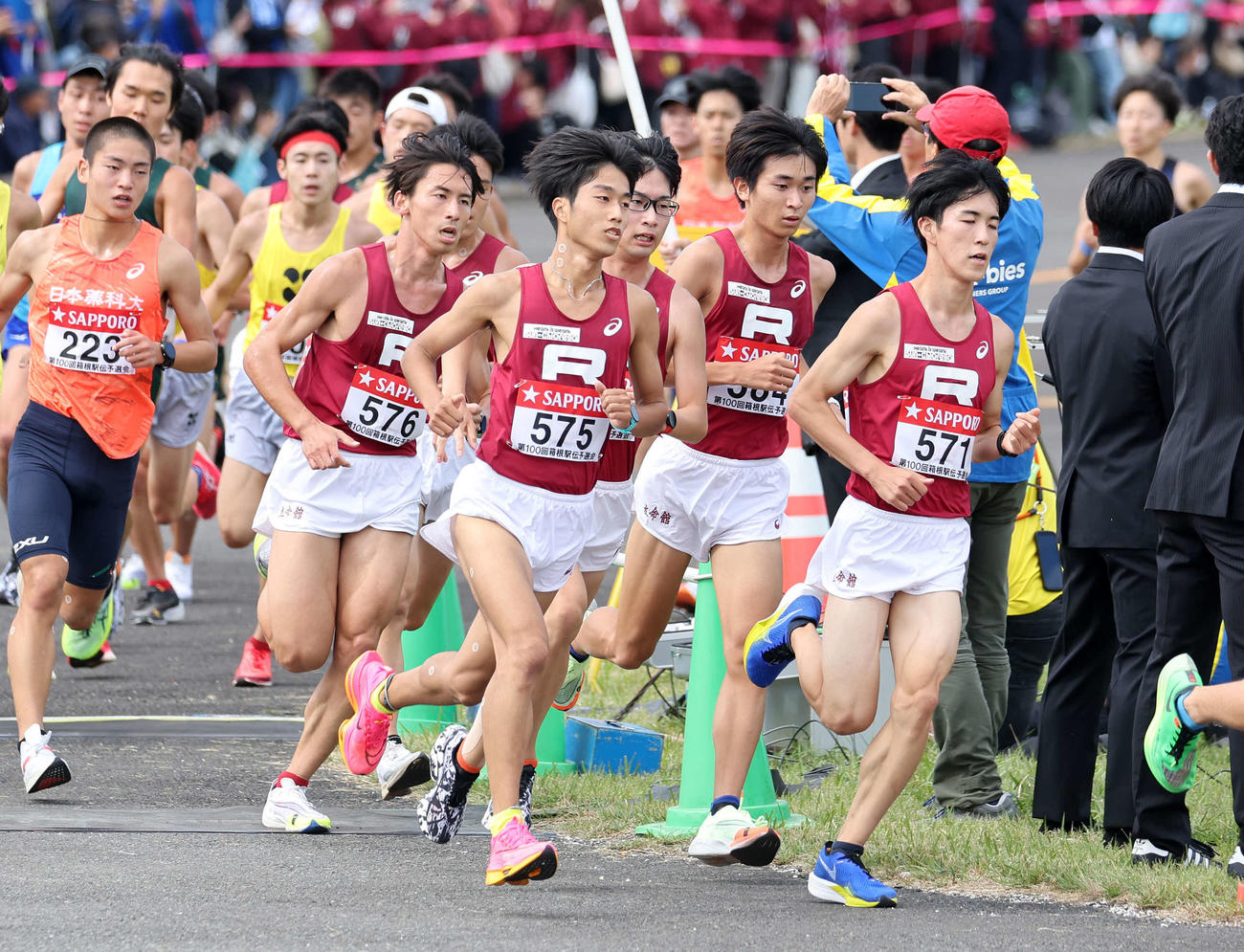 力走するする立命大の選手たち（撮影・鈴木正人）