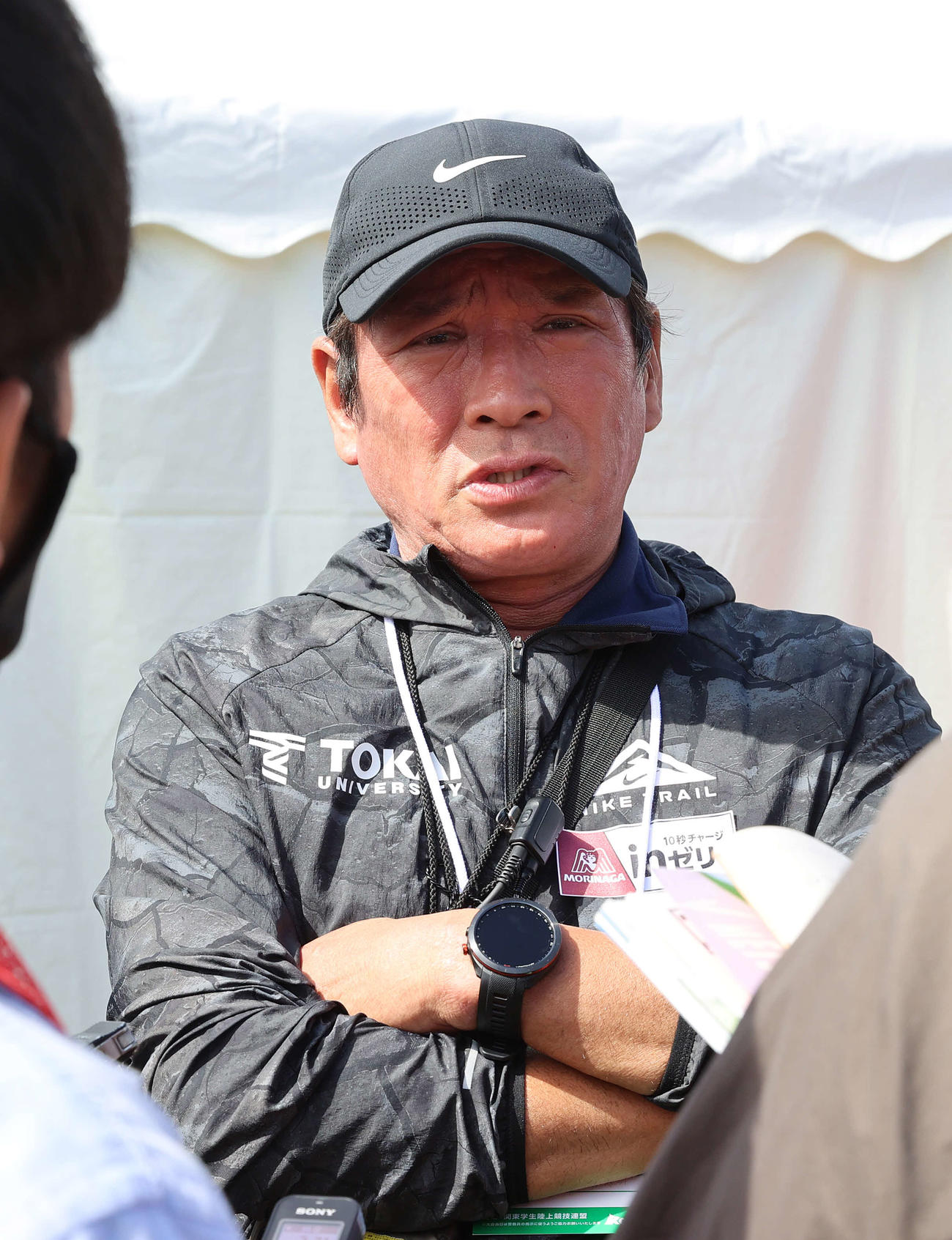 レース後、取材に応じる東海大・両角駅伝監督（撮影・河野匠）