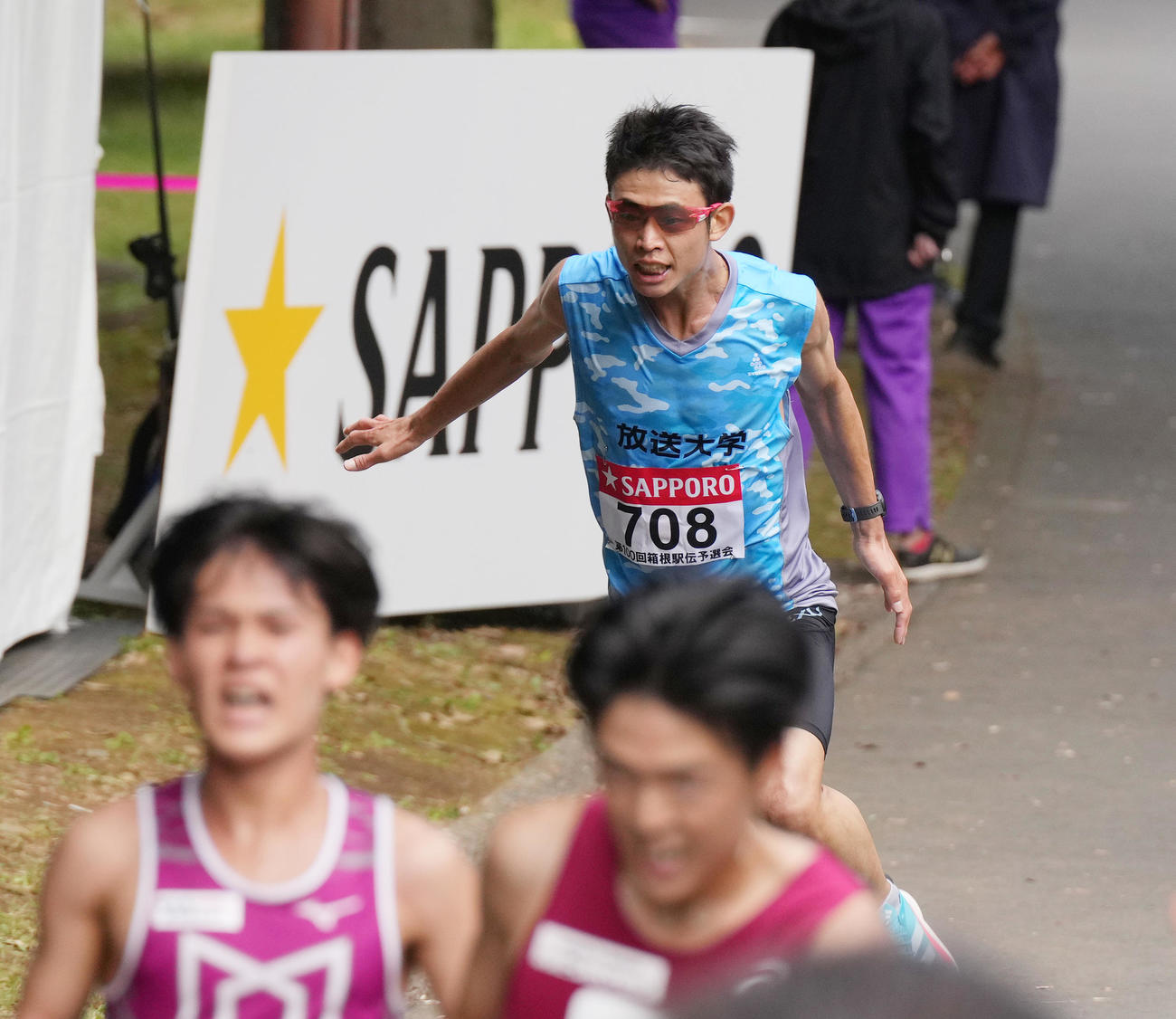 426位でゴールする放送大関西・日野（撮影・菅敏）