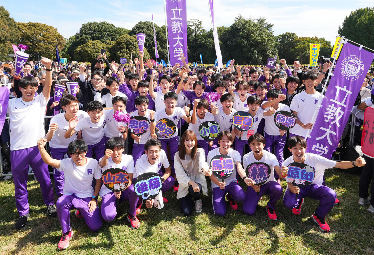 6位で本大会出場を決め、喜びを爆発させる立大の選手ら（撮影・菅敏）