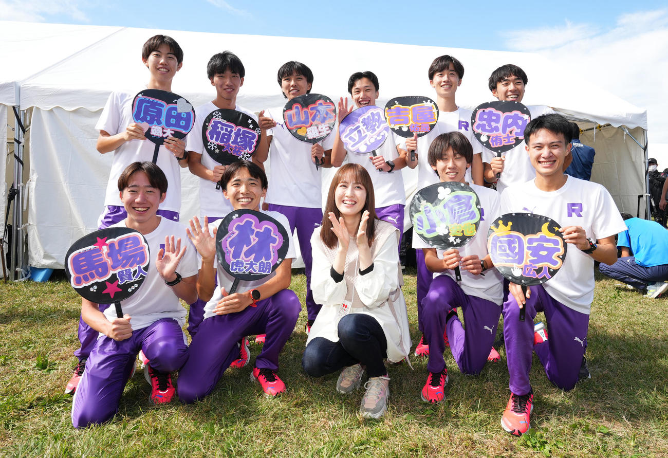 6位で本大会出場を決め、元NGT48の西村菜那子（前列中央）から祝福を受ける立大の選手ら（撮影・菅敏）