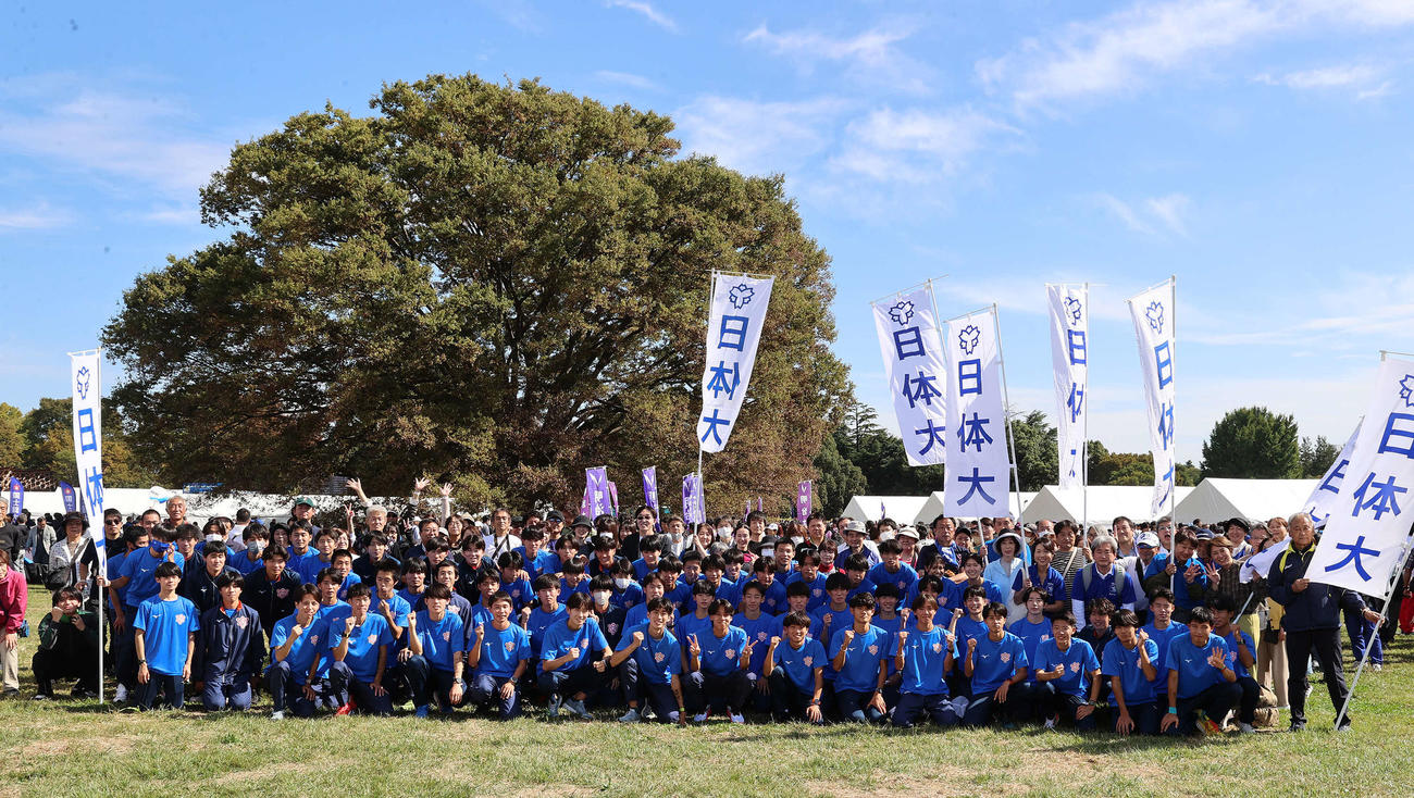 箱根駅伝出場を決め、ガッツポーズで記念撮影に納まる日体大の選手たち（撮影・河野匠）