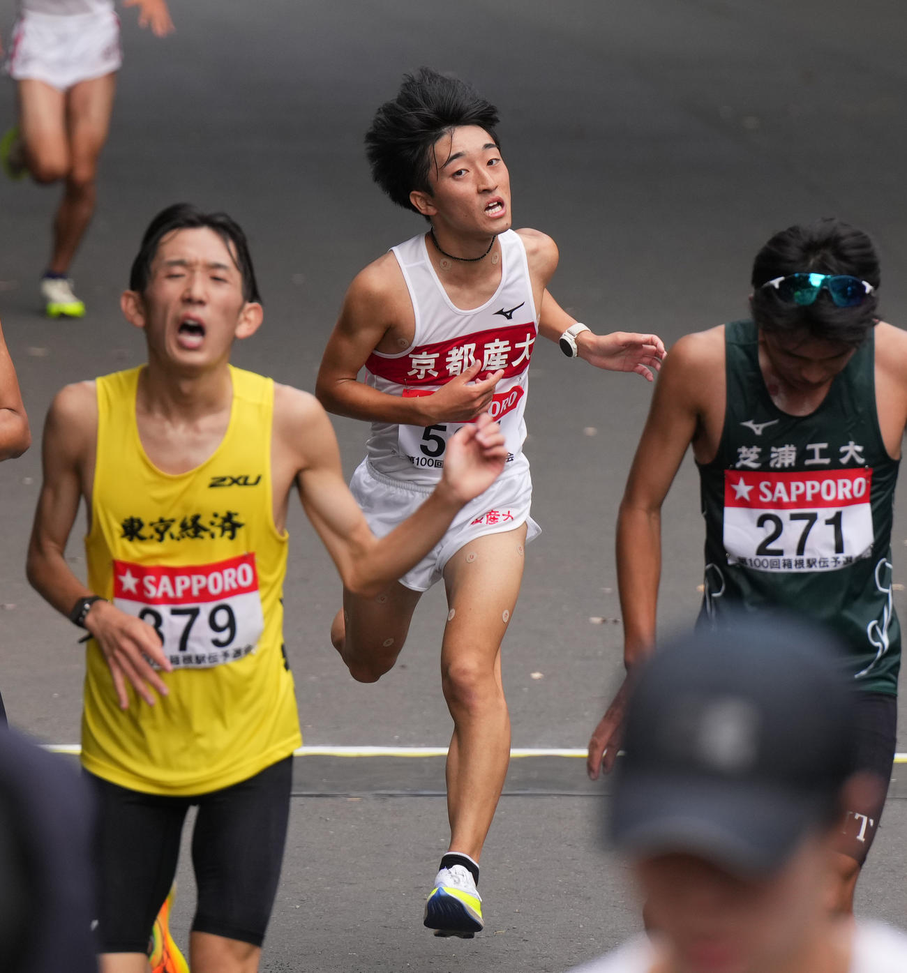 376位でゴールする京産大・久保（撮影・菅敏）