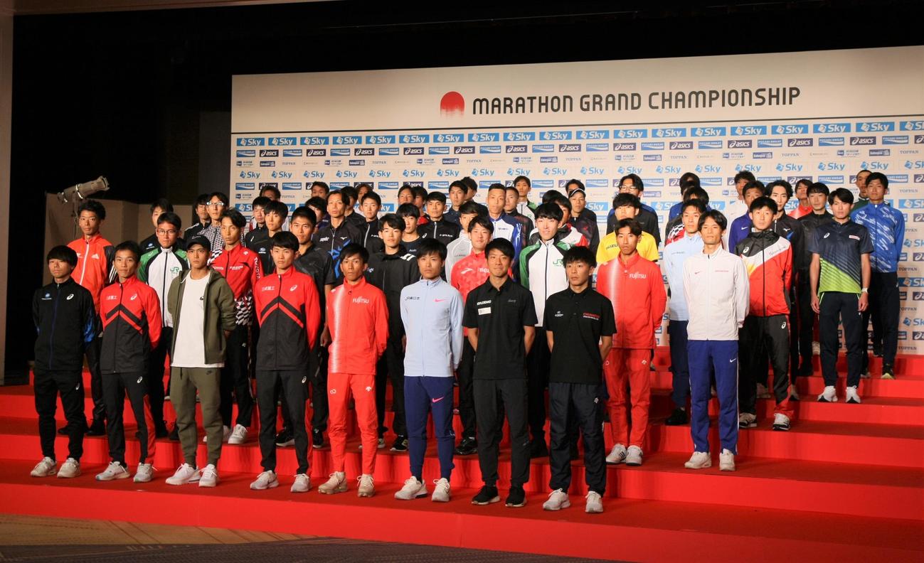 マラソングランドチャンピオンシップ（MGC）に出場する男子選手61人。前列左から3人目から大迫、山下、鈴木（撮影・藤塚大輔）