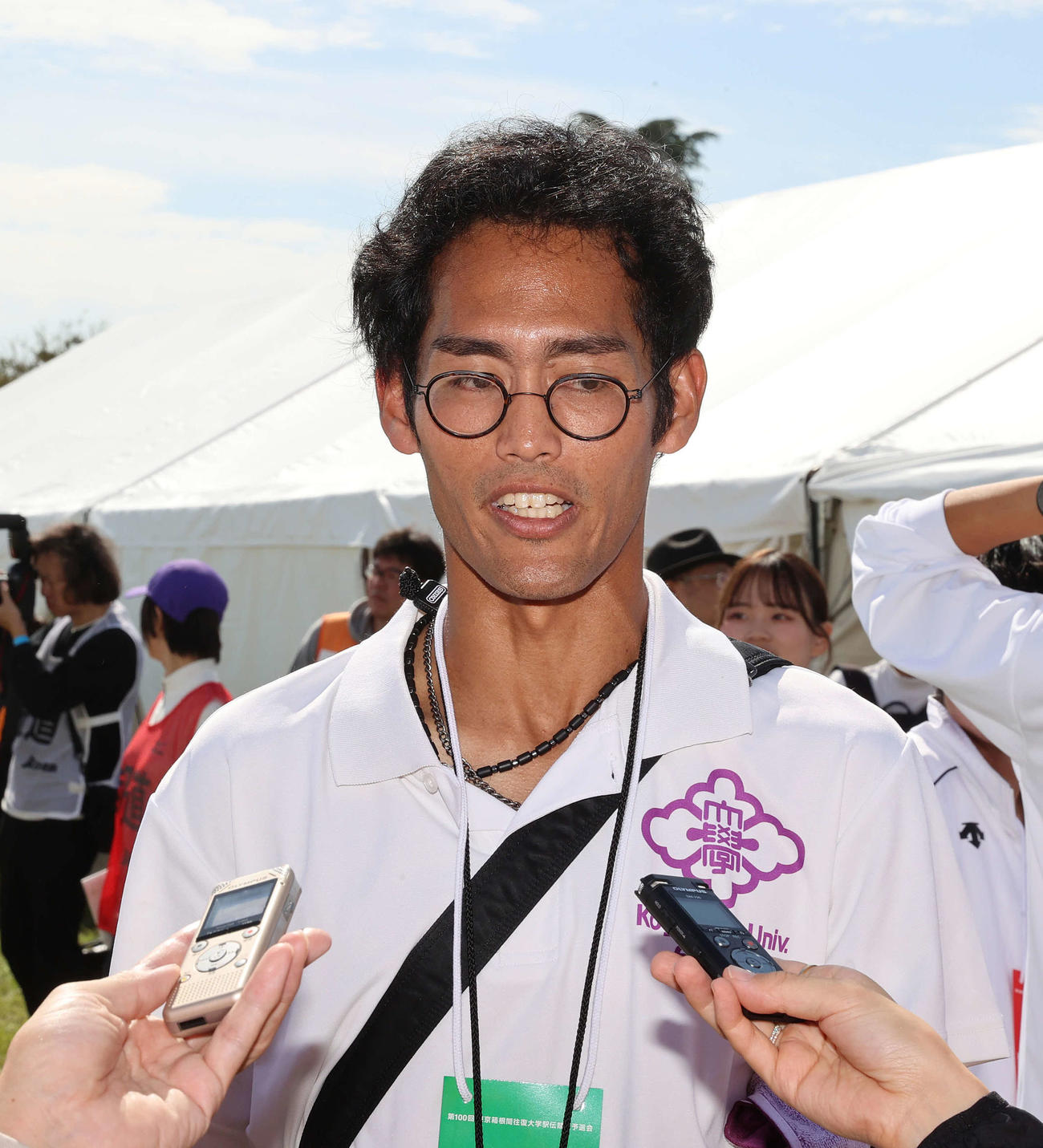 レース後、取材に応じる皇学館大の寺田監督（撮影・河野匠）