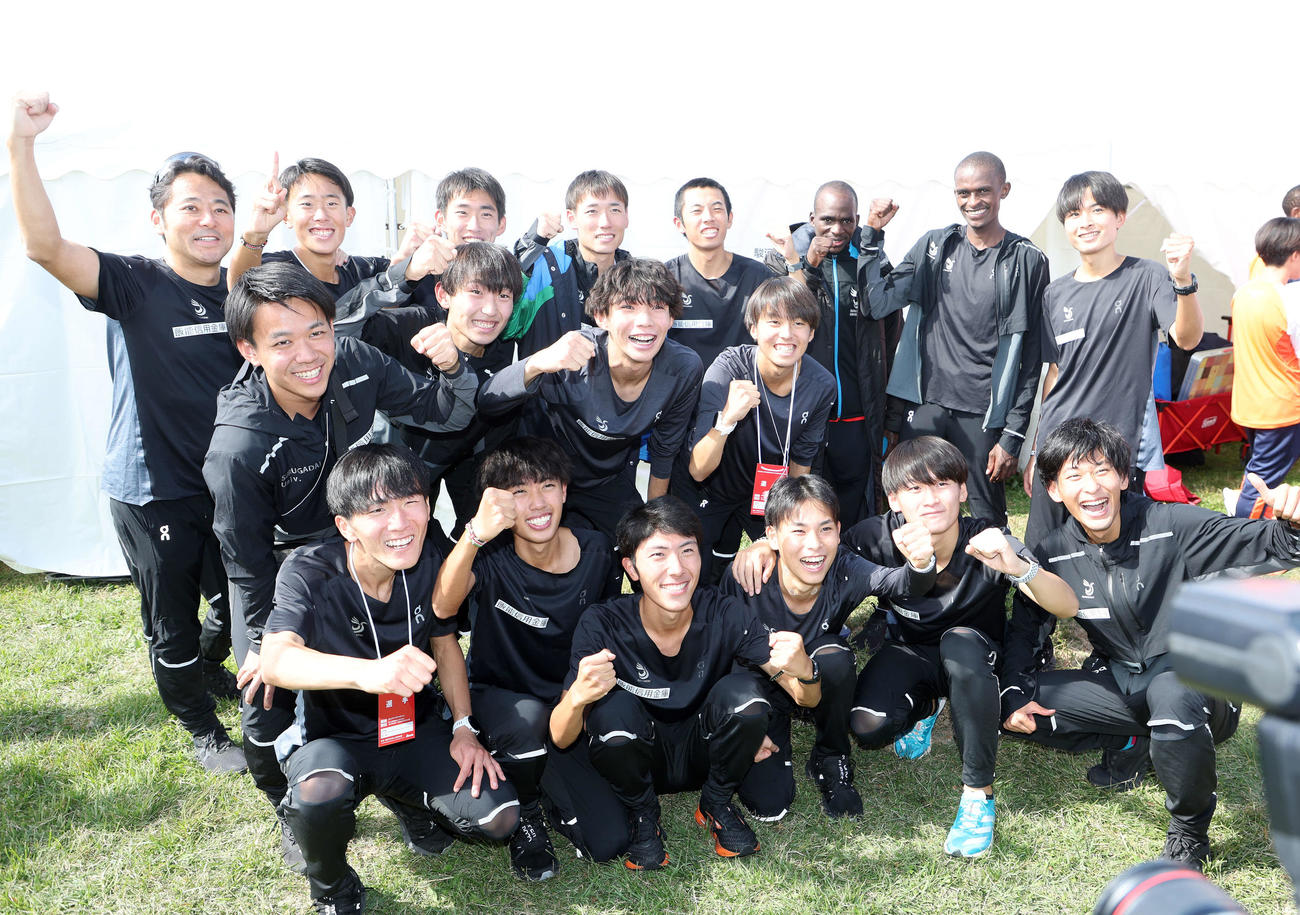 本戦出場を決め喜ぶ駿河台大の選手たち（撮影・鈴木正人）