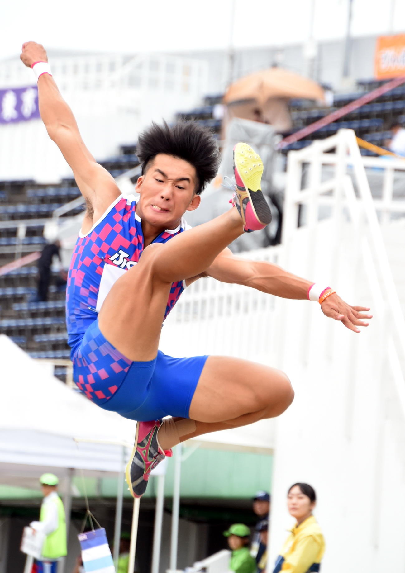少年男子A走り幅跳びで福島県高校記録を1センチ更新する7メートル43の跳躍を決めた福島・曲山（撮影・山田愛斗）